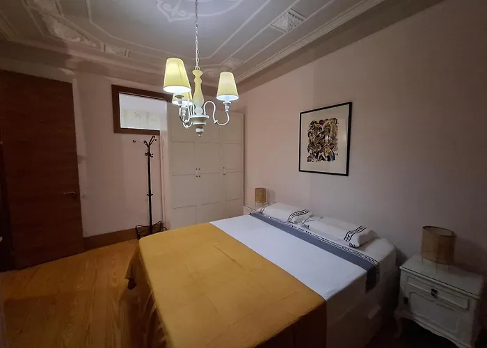 Apartment In Centre Of Near Gulbenkien Garden *