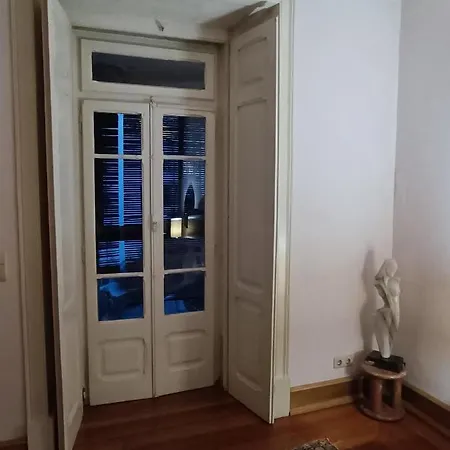 In Centre Of Near Gulbenkien Garden