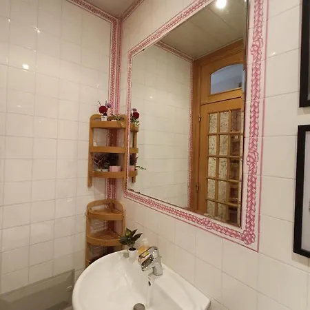 In Centre Of Near Gulbenkien Garden Lisbon